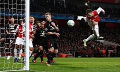 Koscielny alimenta la esperanza del Arsenal (1-0)
