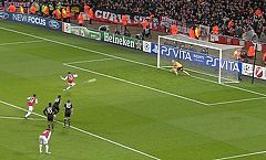 El Arsenal roza la hazaña con Van Persie (3-0)