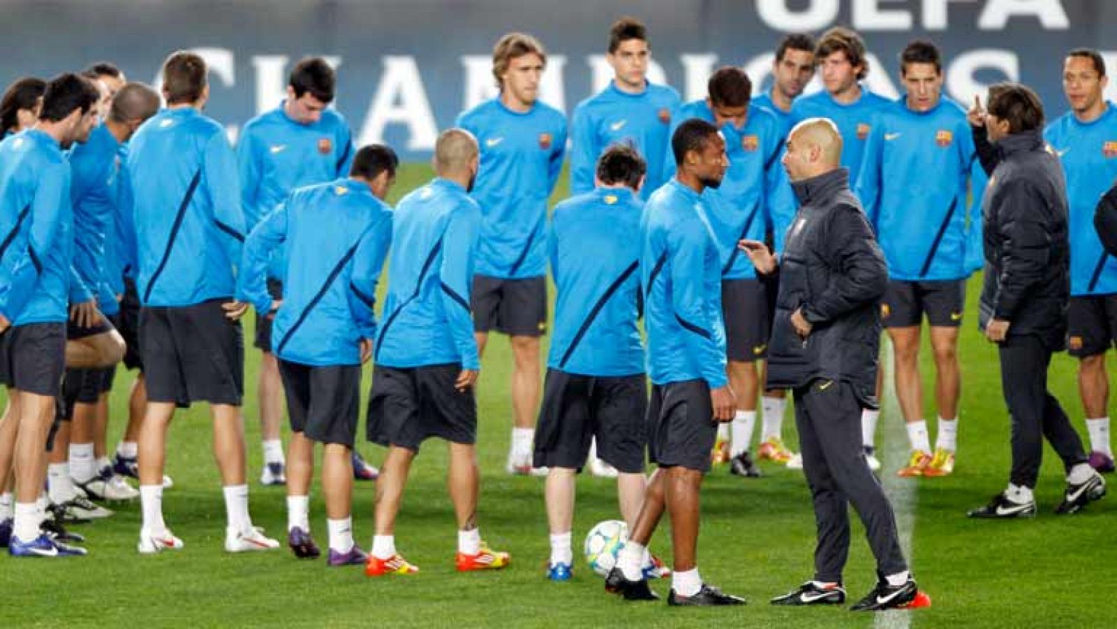 El FC Barcelona está a un paso de los cuartos de final de Champions League. Se mide al Bayer Leverkusen con la baja de Puyol, aunque Guardiola recupera a Messi y a Busquets.