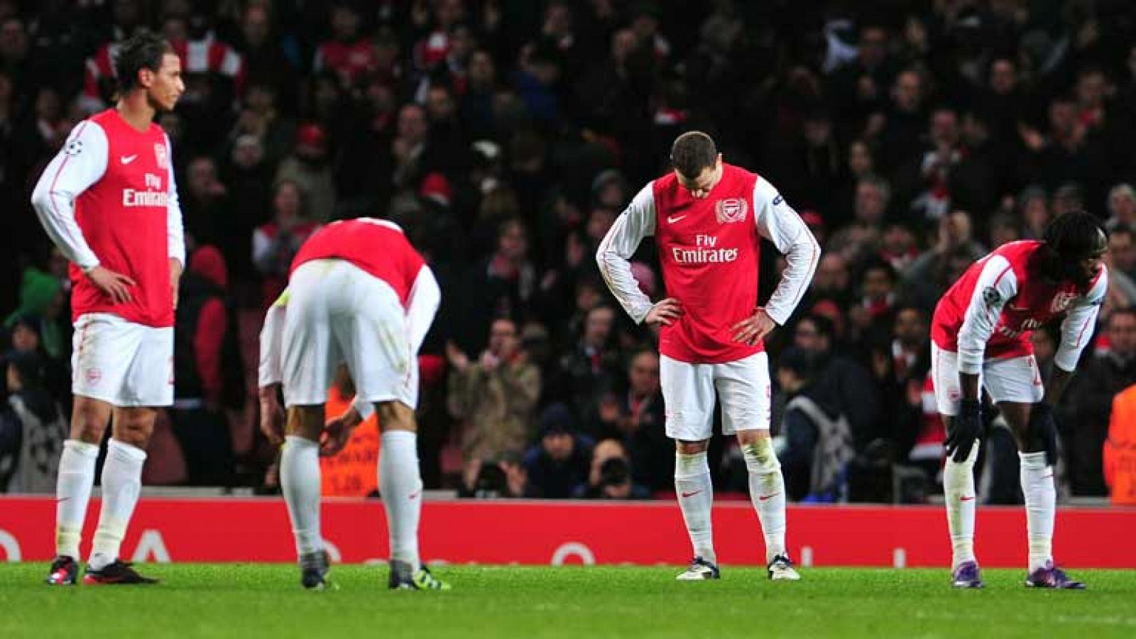 Con un 3-0 ante el Milan, el Arsenal se queda a las puertas de igualar la eliminatoria. El equipo londinense se fue al descanso con ese resultado pero no consiguió marcar en toda la segunda mitad.