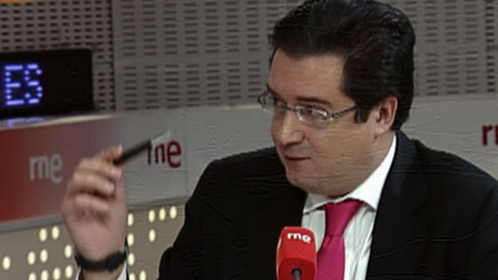 El secretario de Organización del PSOE, Óscar López, ha descartado que un mal resultado electoral el 25 de marzo en Andalucía o Asturias pueda afectar al liderazgo de Alfredo Pérez Rubalcaba ya que "el PSOE ha resuelto su debate en un congreso democrático con una dirección que tiene todo el apoyo". También ha lanzado un mensaje al presidente del Gobierno, Mariano Rajoy, a quien ha dicho que "esconder los presupuestos para no perjudicar a Javier Arenas en Andalucía y a Mercedes Fernández en Asturias no le servirá para ganar las elecciones".