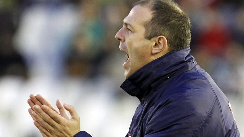 Parece que los 15 puntos de 33 posibles que ha conseguido Juanjo González con el Rácing no han sido suficientes para mantenerle en el banquillo. Mientras buscan sucesor, los otros dos técnicos, Pinillos y Fede Castaño, se harán cargo del equipo. 