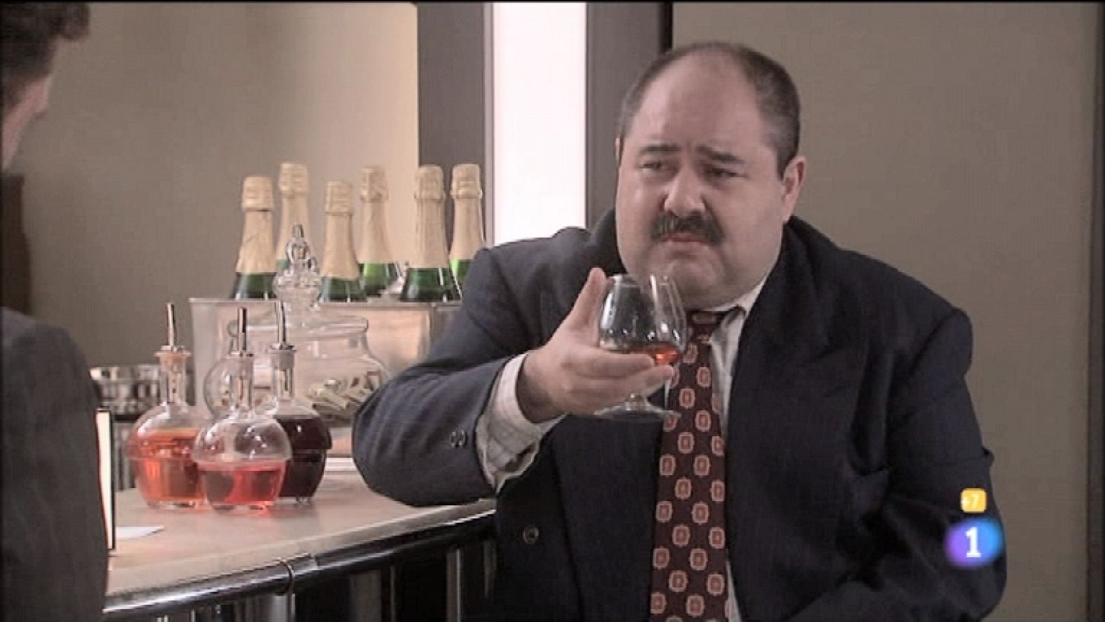 Amar en tiempos revueltos - T7 - Capítulo 128 - Narciso ahoga en alcohol la rabia que siente porque le hayan obligado a dejar la investigación de Ana y Teresa - Ver ahora