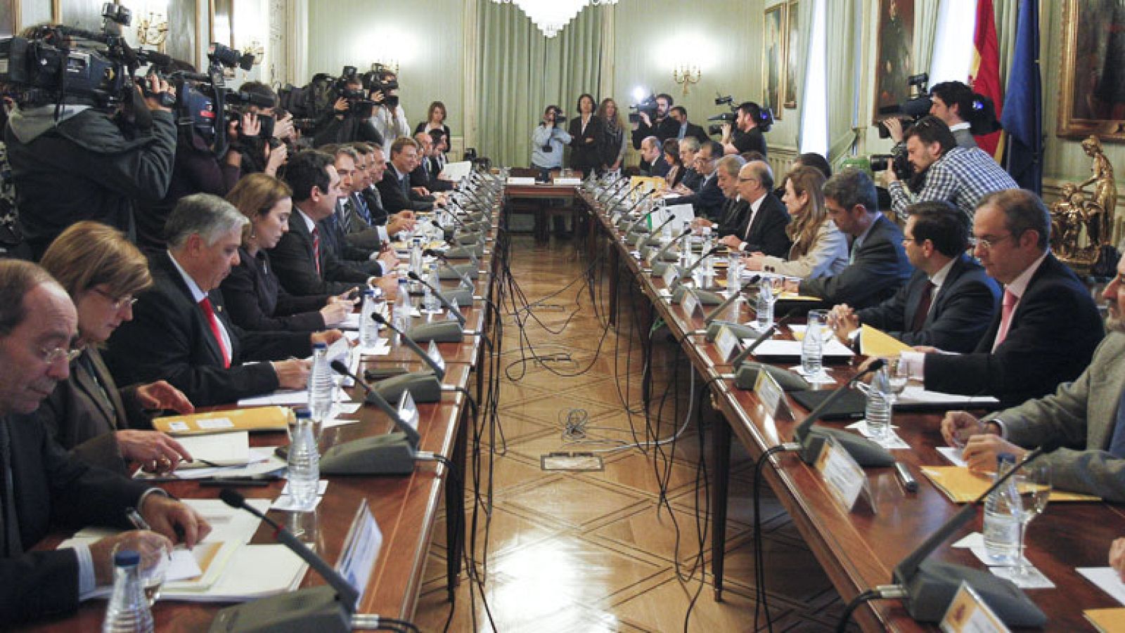 Los ayuntamientos se suman al compromiso de reducir el déficit público