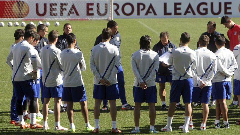 El Atlético de Madrid encara este jueves en el  Vicente Calderón la ida de los octavos de final de la Europa League, en el que será un duelo inédito ante el Besiktas, que estará marcado por el regreso de Simao Sabrosa al feudo colchonero.