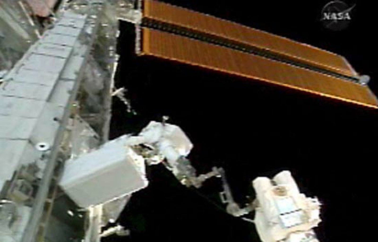 Los astronautas Mike Fossum y Ron Garan han iniciado la tercera y última caminata de la misión del Discovery en la Estación Espacial Internacional (EEI), en la que completarán la instalación del laboratorio "Kibo" y harán labores de mantenimiento.