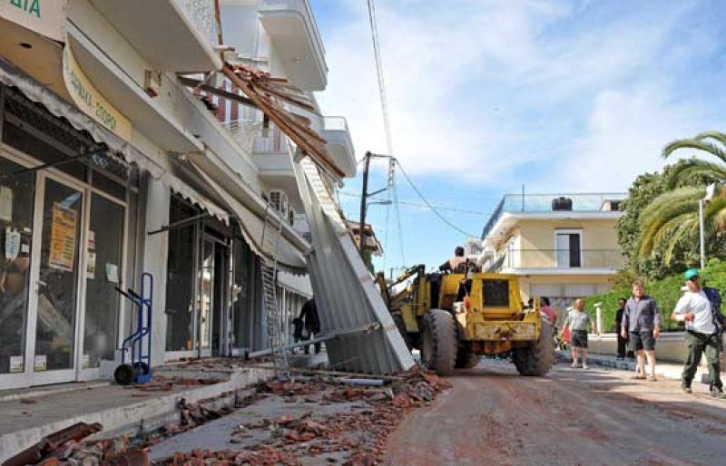 Dos personas han muerto y alrededor de 50 han muerto en un terremoto en Grecia (08/06/08).