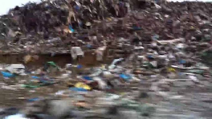  - Montañas de escombros del tsunami de Fukushima