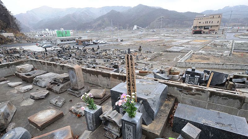 Toneladas de escombros un año después del tsunami de Japón