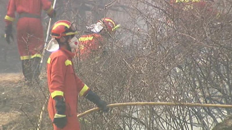 Tres incendios forestales han mantenido en jaque a los equipos de extinción durante toda la noche 