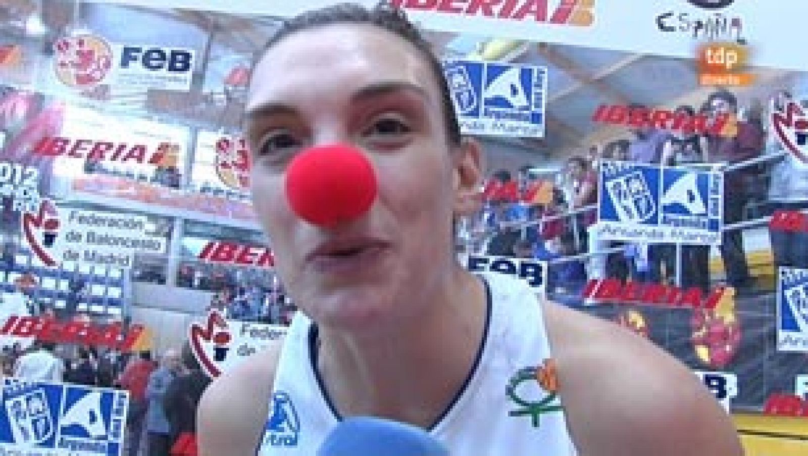 Las jugadoras del Perfumerías Avenida se han acordado de su compañera, lesionada, en la celebración de su triunfo en la Copa de la Reina.