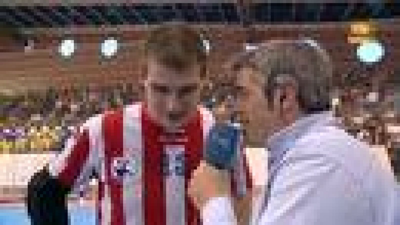 Satisfacción de los rojiblancos tras vencer al Barcelona en la final. Aginagalde, el técnico Dujshebaev y el veterano portero José Javier Hombrados muestran su alegría a Teledeporte.