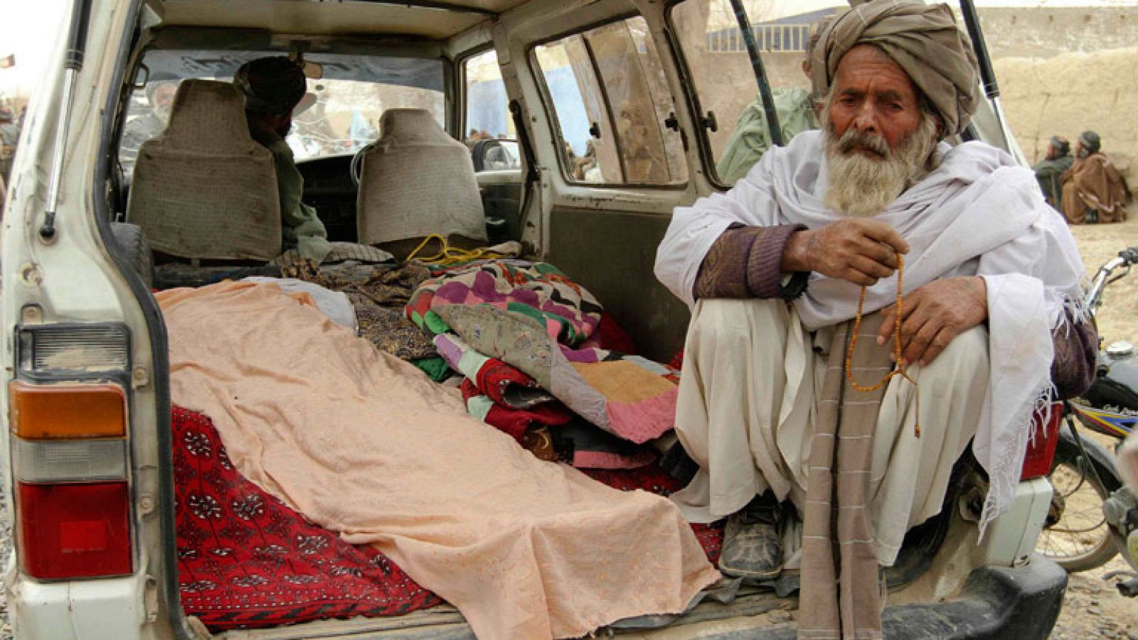 Los talibanes afganos juran vengarse por la matanza de 16 civiles afganos 