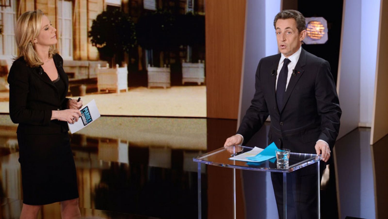 Sarkozy se encara con la periodista que le pregunta sobre Gadafi
