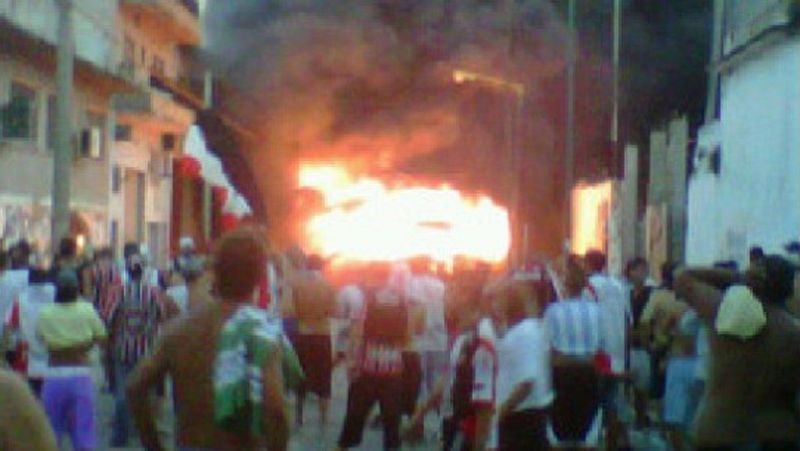 Graves enfrentamientos en un partido de la segunda división de Argentina