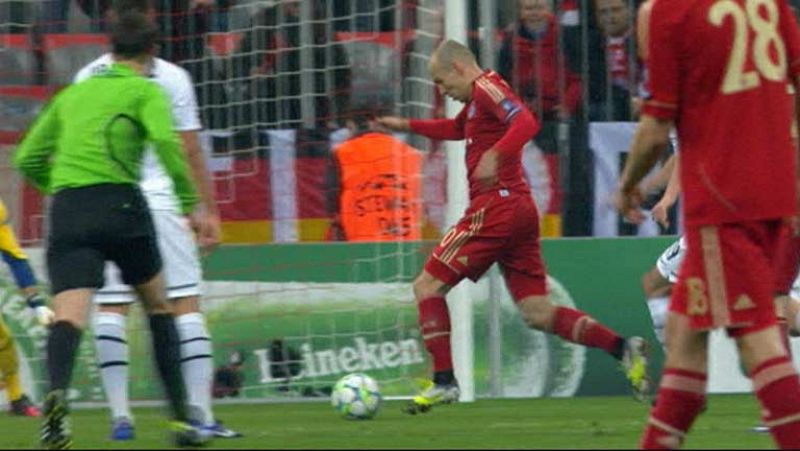 Robben abre el marcador (1-0)