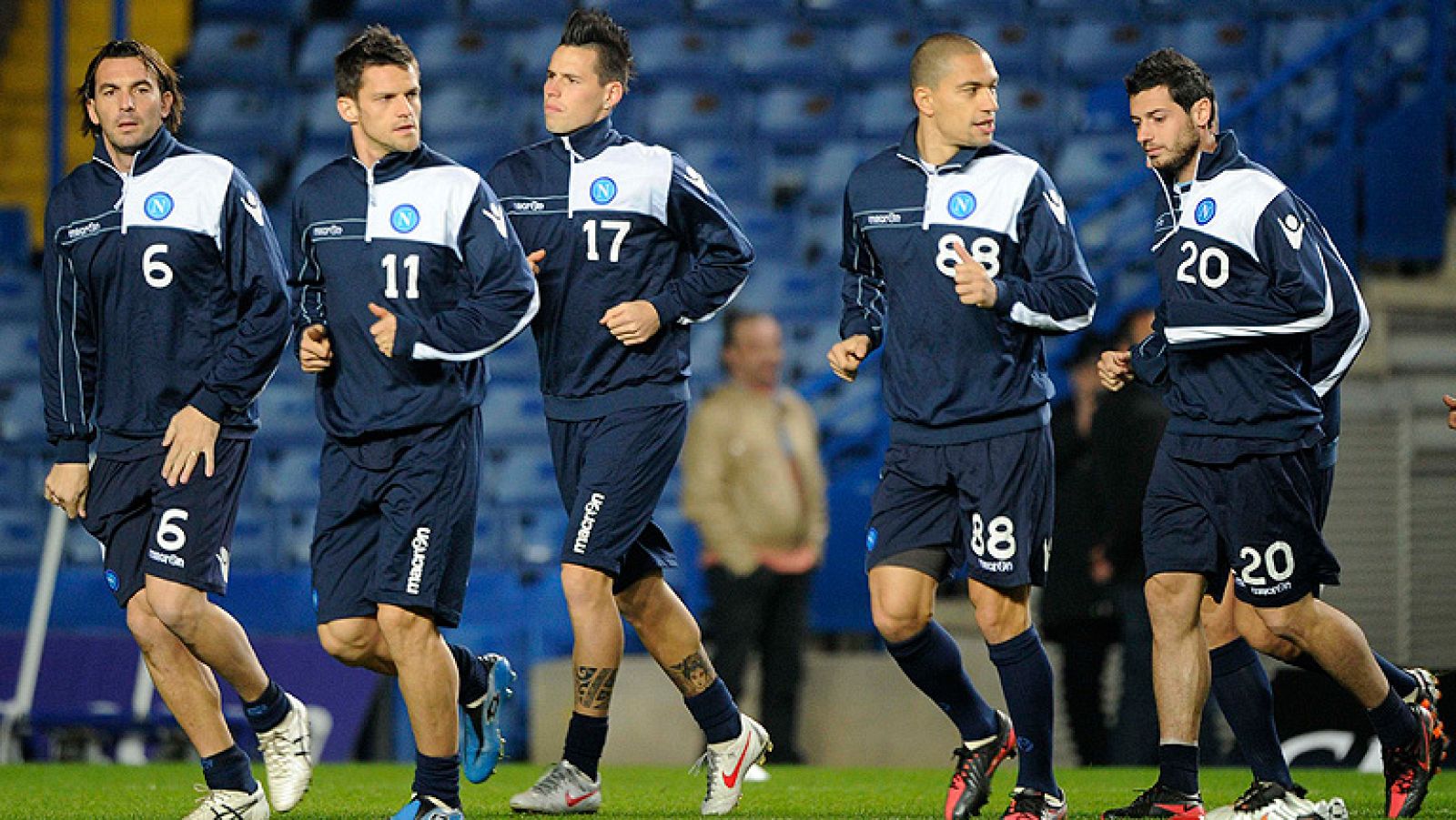 El Chelsea inglés intentará remontar este miércoles en Stamford  Bridge (20.45 horas/GolT) el 3-1 que le endosó en la ida el Nápoles  italiano, que busca acabar con el último representante de la 'Premier  League' en la Liga de Campeones y colarse por