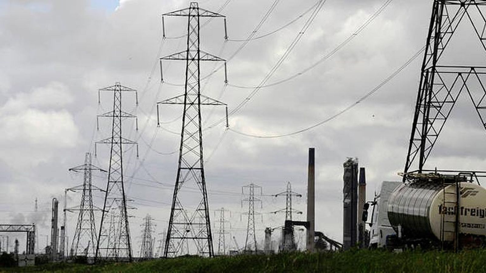 El Supremo anula la congelación de la luz en enero y obliga a Industria a subir el recibo