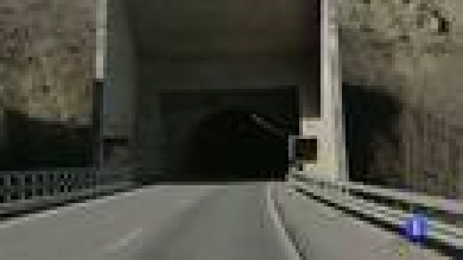 Mueren 28 personas en un autobús que atravesaba un túnel en Suiza