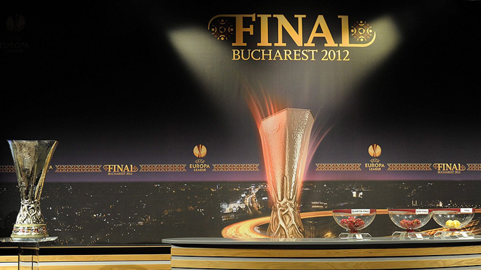 El sorteo de cuartos de final de la Liga Europa emparejó hoy al Athletic Club con el Schalke 04 de Raúl González y situó al Valencia y el Atlético de Madrid en la misma parte del cuadro, con un posible duelo entre ambos en semifinales, siempre que ga