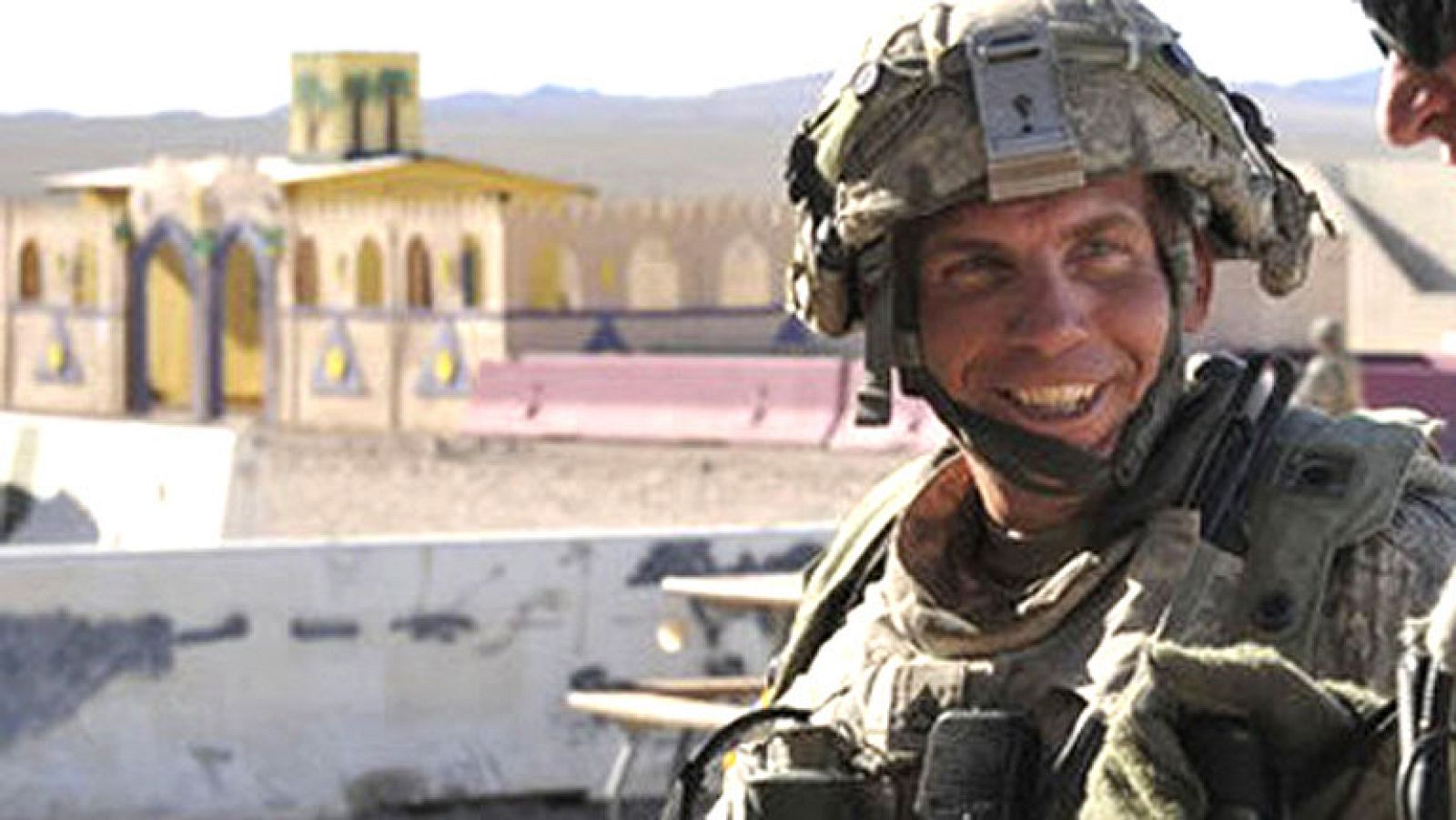 El sargento Robert Bales, de 38 años, casado y padre de dos hijos de tres y cuatro años, es el presunto asesino de 16 civiles afganos, nueve de ellos niños, en un fatal suceso ocurrido el pasado 11 de marzo, que ha puesto en jaque la misión de la OTAN en Afganistán y ha desatado la ira de los talibanes. El soldado ya ha llegado a la base militar Fuerte Leavenworth en Kansas donde estará en régimen de aislamiento.