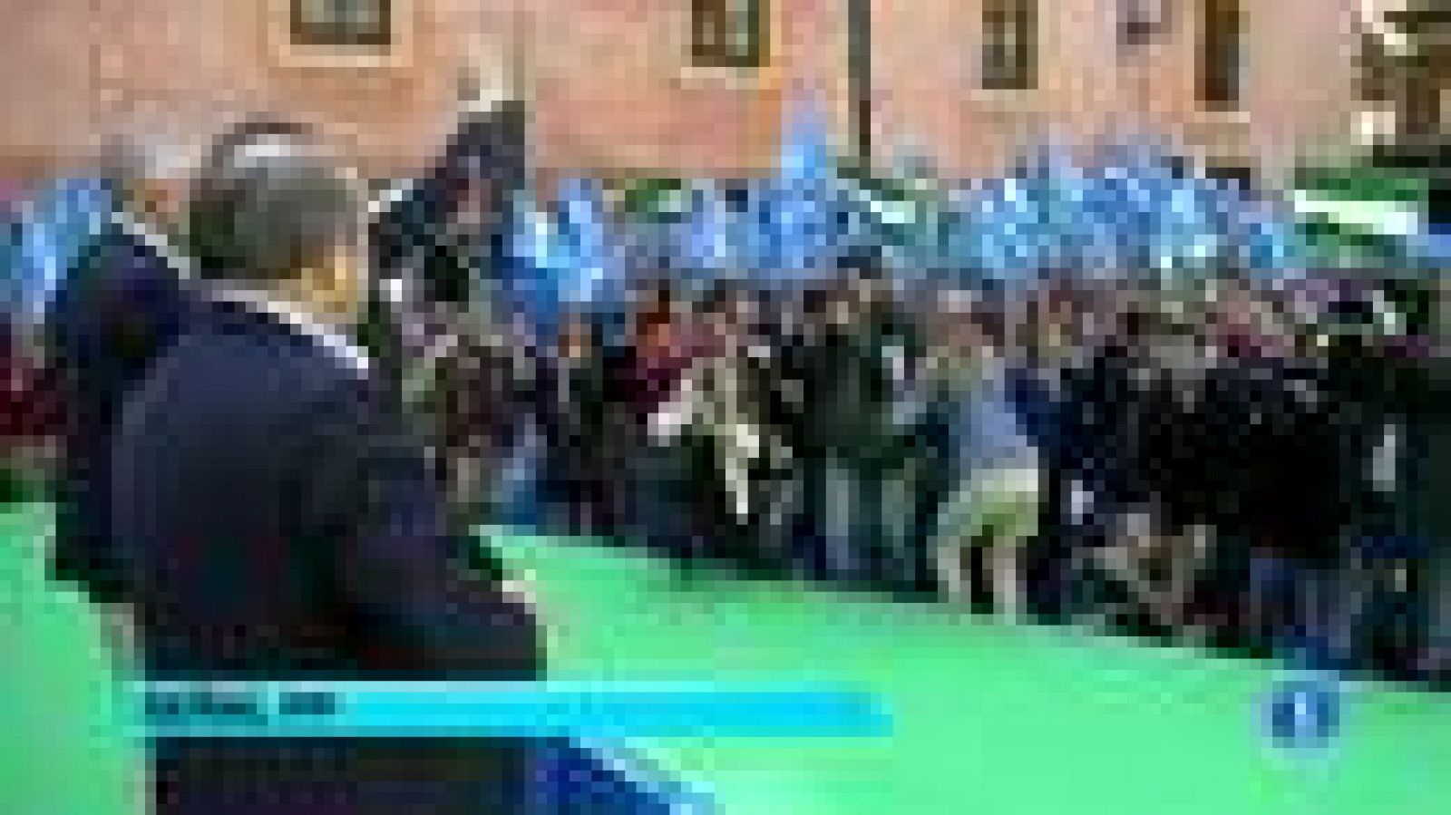 La secretaria general del PP y presidenta de Castilla-La Mancha, María Dolores de Cospedal, se ha dirigido este sábado al PSOE y a aquellos "que convocan manifestaciones y huelgas" para preguntarles "cuándo van a pensar en los que no tienen un puesto de trabajo" y van a dejar a un lado "los intereses partidistas".

Durante la clausura de un mitin en Granada junto al candidato del partido para las elecciones andaluzas del 25 de marzo, Javier Arenas, Cospedal ha asegurado que el PP es el verdadero "partido de los trabajadores", ya que es la formación que al llegar al poder "crea empleo".

La dirigente popular ha asegurado que la reforma laboral impulsada por el Gobierno de Mariano Rajoy, que ha provocado la convocatoria de una huelga general para el 29 de marzo, persigue en realidad que los 5,3 millones de parados que hay en España "tengan un trabajo"