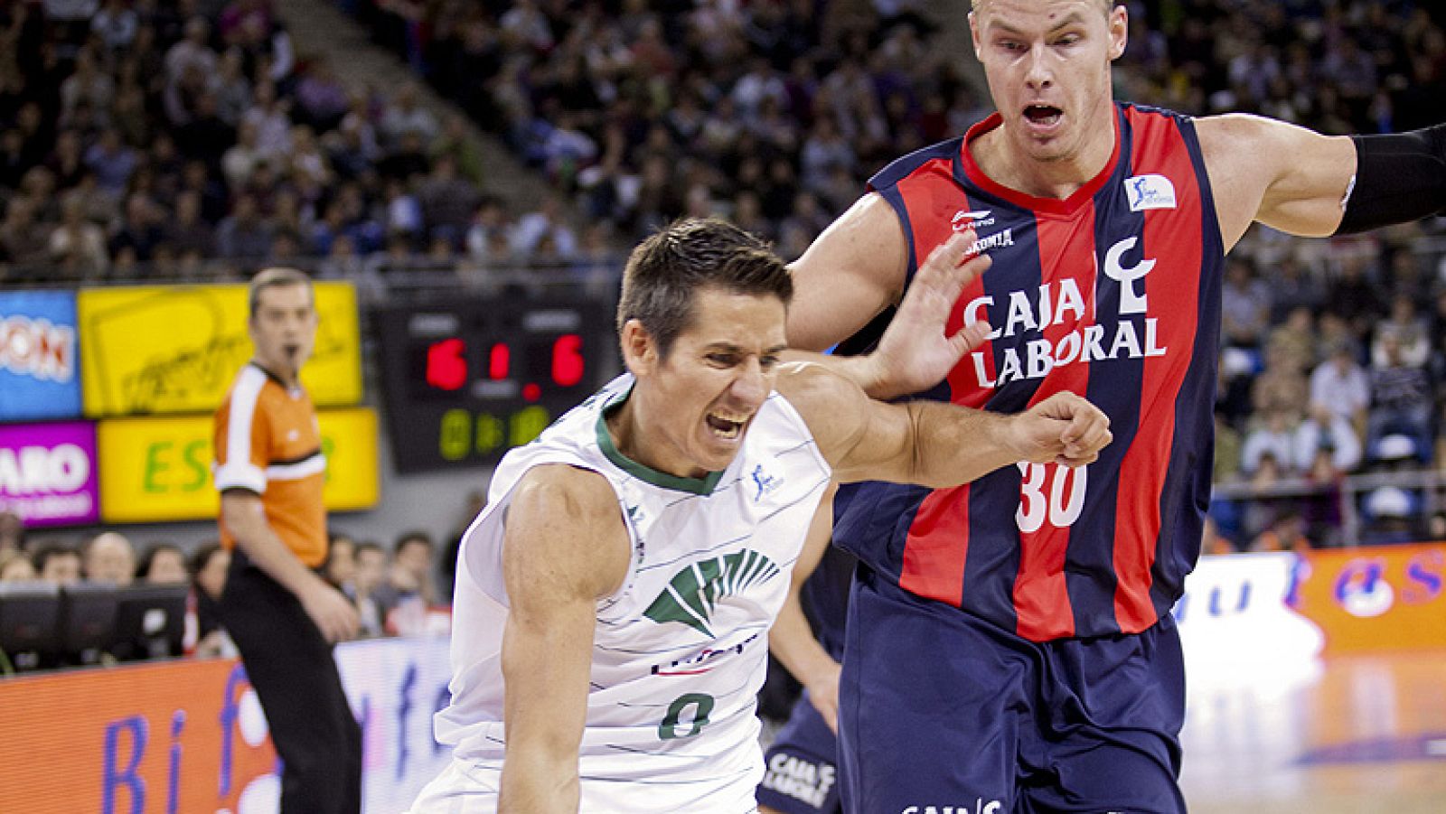 Caja Laboral logró una cómoda victoria ante Unicaja, 90-68, en una plácida tarde en la que los locales no encontraron oposición en el bando andaluz. La supuesta igualdad no llegó más allá del tercer minuto, 5-2, y desde ese momento Unicaja siempre ot