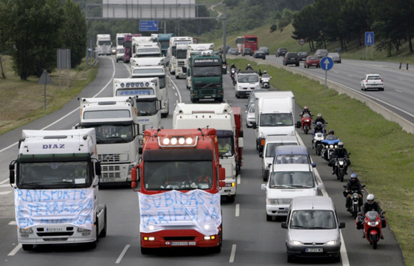 En el paso de la frontera con Francia, en La Junquera, unos 200 camiones permanecen parados por el paro del sector.