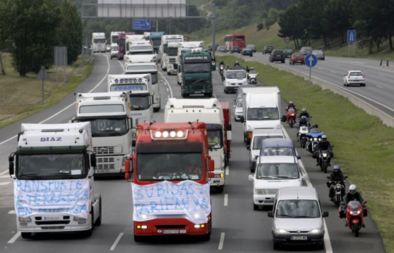 En el paso de la frontera con Francia, en La Junquera, unos 200 camiones permanecen parados por el paro del sector.