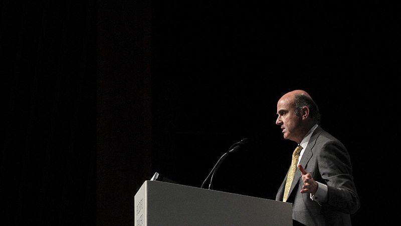 El ministro de Economía visita China para pedir confianza en las medidas del Gobierno