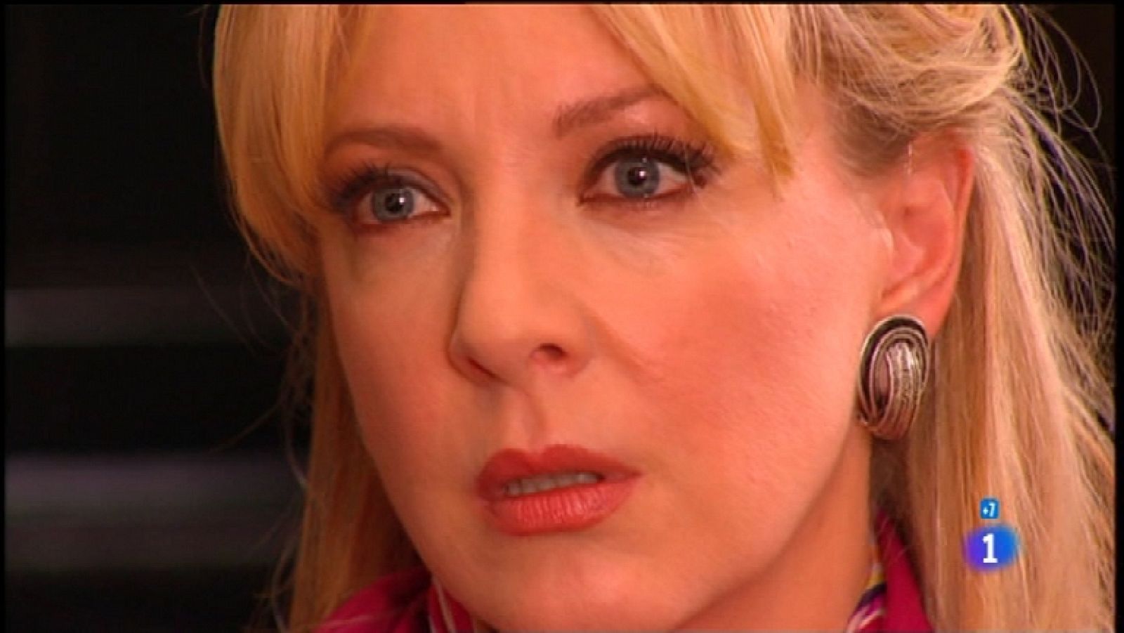 Cielo Rojo - Capítulo 50 - Alma es detenida y puesta en libertad bajo fianza. Andrés visita a Dña. Loreto - Ver ahora