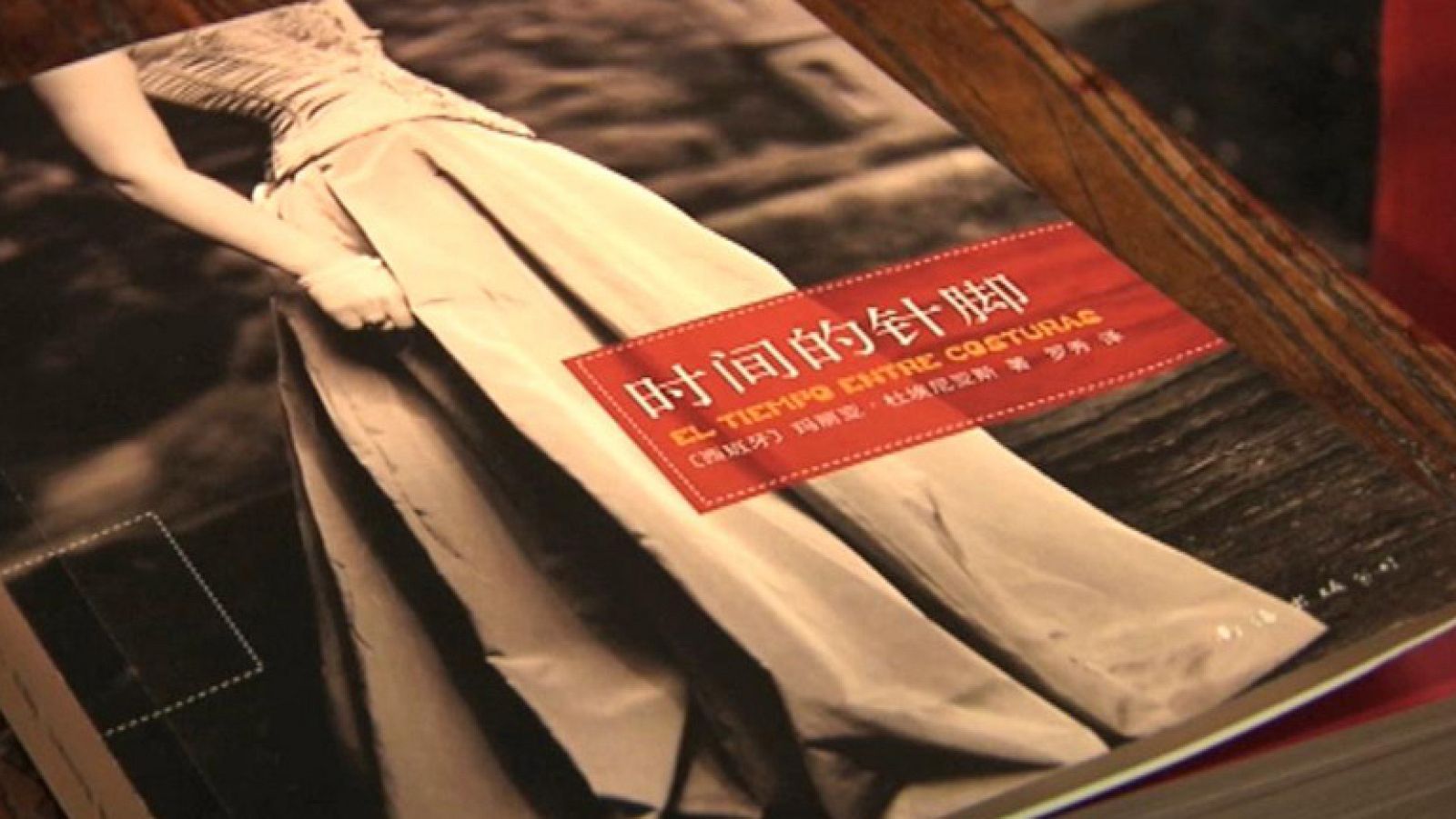 "El tiempo entre costuras" intenta abrirse camino en el mercado literario chino