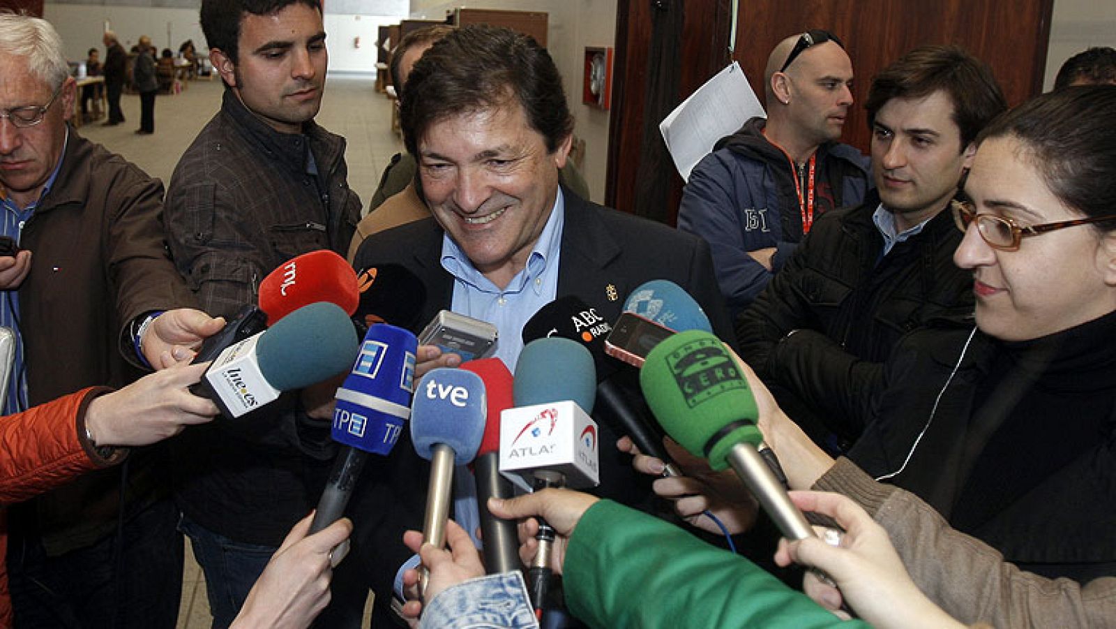 El candidato del PSOE a la Presidencia del Principado de Asturias, Javier Fernández, ha resaltado la importancia que tienen las elecciones autonómicas para la región y esperado que sea un día "magnífico" para la democracia asturiana. El aspirante del PSOE ha comentado a los periodistas a su llegada que esta tarde será "de esperas, pero sin ansiedad".