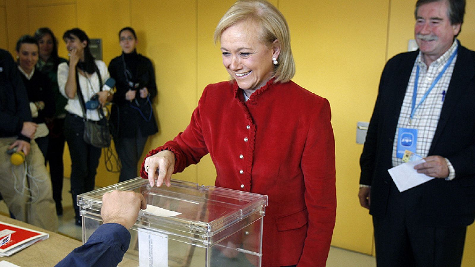 La candidata del PP en las elecciones asturianas, Mercedes Fernández, cree que todos los asturianos se juegan mucho y ha incidido en que hay que poner fin a una etapa de "mucha incertidumbre e inactividad". Fernández ha confiado en que, a pesar de que a estas horas hay una "participación relativamente escasa", los asturianos se animen y acudan a las urnas "con energía".