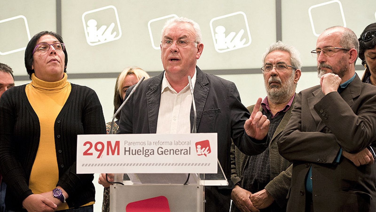 Cayo Lara asegura que "la ola azul se ha estrellado en Despeñaperros y en los Picos de Europa"