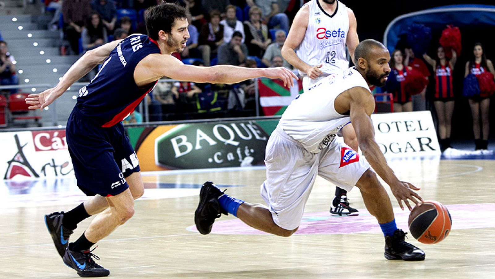 El Caja Laboral solventó en el último cuarto un partido que el Asefa Estudiantes le había puesto muy complicado (89-74).