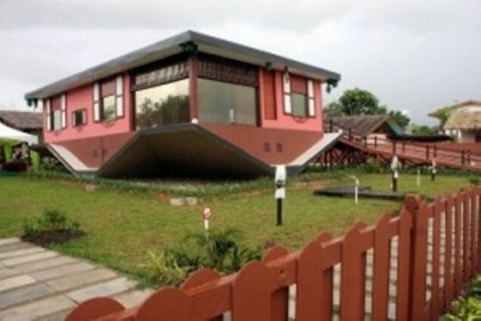 On Off: La casa por el tejado - On Off | Ver