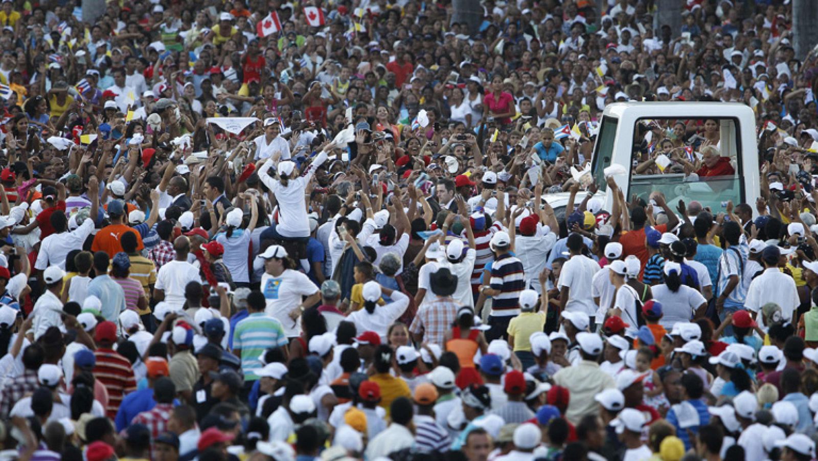 El Papa pide a los cubanos que luchen por una sociedad abierta y renovada