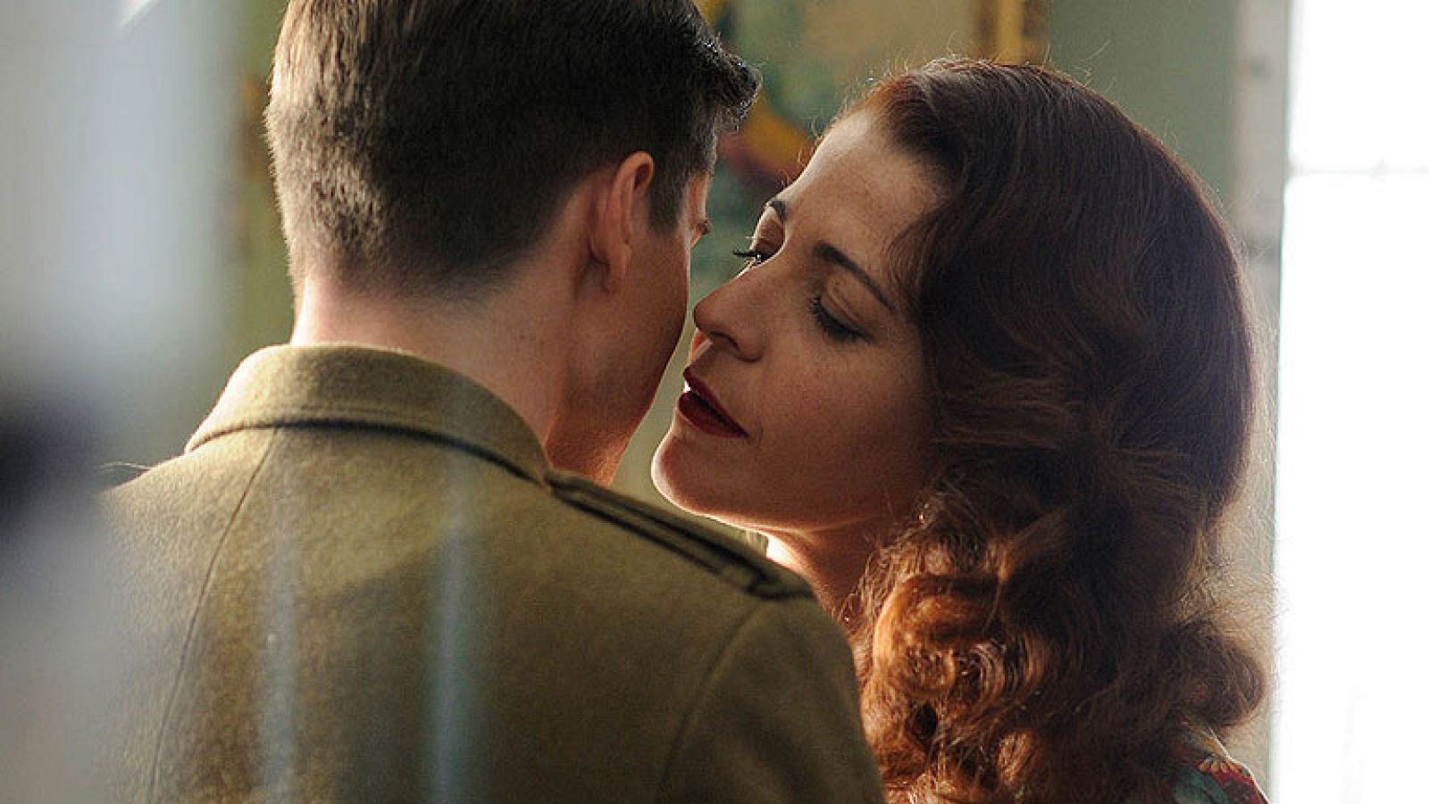 Dirección: Imanol Uribe. Reparto: Iban Gárate, Blanca Suárez, Karra Elejalde, Nora Navas, Eduard Fernández, Carlos Santos. Andalucía, años cincuenta. Enrique y Carmen, que acaban de conocerse, se enamoran profundamente. Carmen consigue que su novio se quede a prestar el servicio militar en un juzgado de la ciudad. Enrique, a la vista de las injusticias que presencia cada día, se da cuenta de que para cambiar el rumbo de las cosas tiene que actuar. Pronto se verá involucrado en arriesgadas acciones que pondrán en peligro su vida y la de sus compañeros.