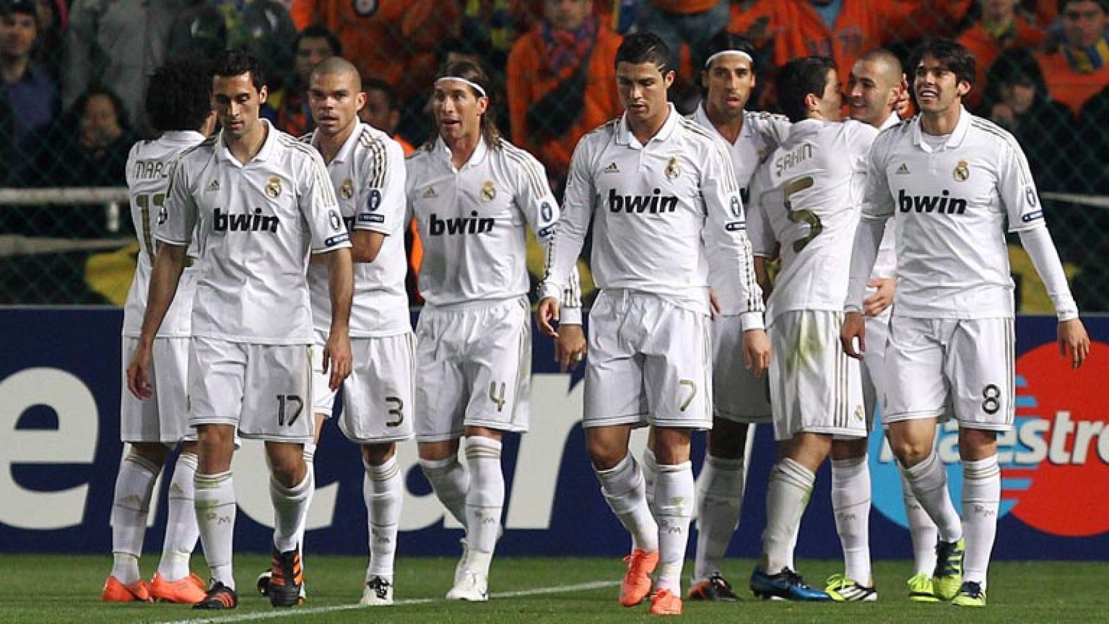 La victoria europea del R. Madrid parece que ha serenado el ánimo de Mourinho y sus hombres. Ayer después del encuentro ante el Apoel, técnico y jugadores comparecieron ante los medios e incluso explicaron el por qué de sus silencios después del último empate ante el Villarreal. 