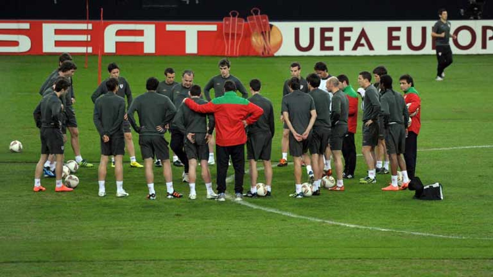 El Athletic de Bilbao ya está en Alemania y ha entrenado en el estadio del Schalke donde se enfrentará al equipo de Raúl y de Huntelar, que es la estrella de los alemanes en un partido que promete. De viaje está también el Valencia en Holanda. Emery 