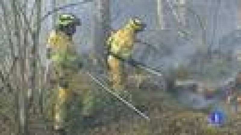 Los bomberos continúan trabajando en la extinción de 4 fuegos en Galicia 
