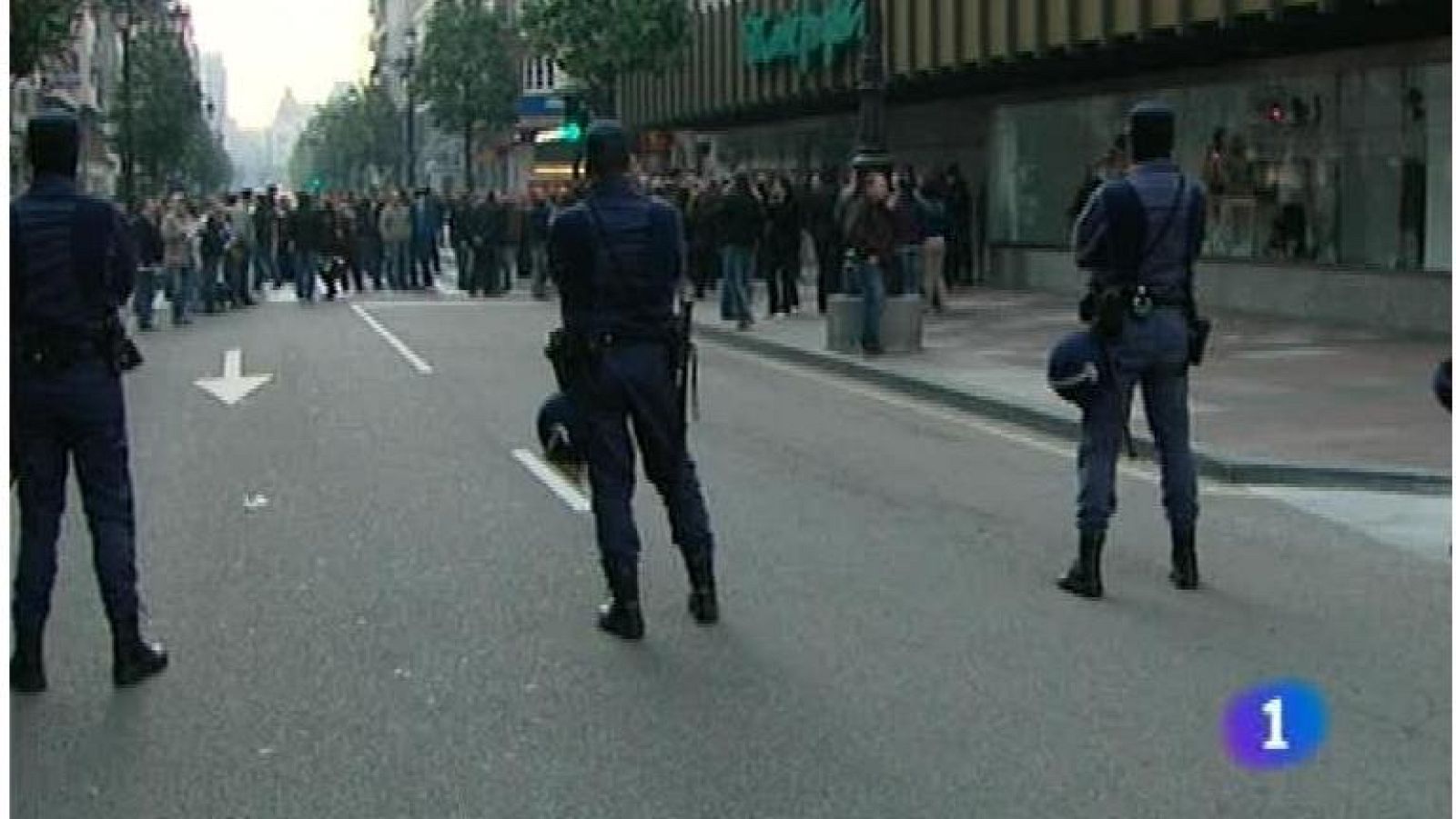   Los tres sindicatos convocantes callifican de éxito rotundo el seguimiento de esta huelga general en Asturias. Entre otros datos, esgrimen la caída del consumo eléctrico que, en su opinión, refleja la intensidad del paro en el sector industrial. La patronal opina justamente lo contrario. Cree que la huelga ha tenido poco seguimiento y consideran mínima la caída del consumo eléctrico. Ambas partes coinciden en valorar positivamente la ausencia de incidentes graves.