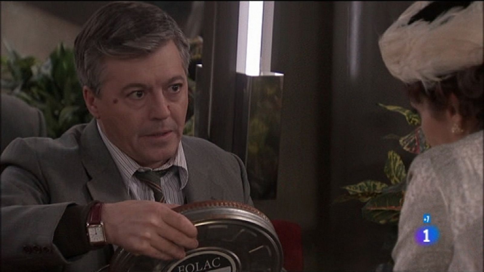 Amar en tiempos revueltos - T7 - Capítulo 144 - Rubín inicia la investigación sobre el pasado de Rocío, para ello contrata a Héctor - Ver ahora