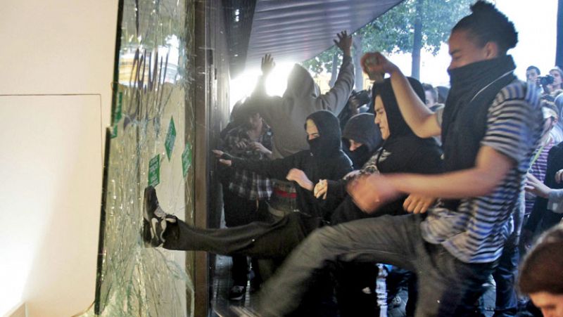 Comercios y contenedores quemados por grupos radicales en Barcelona