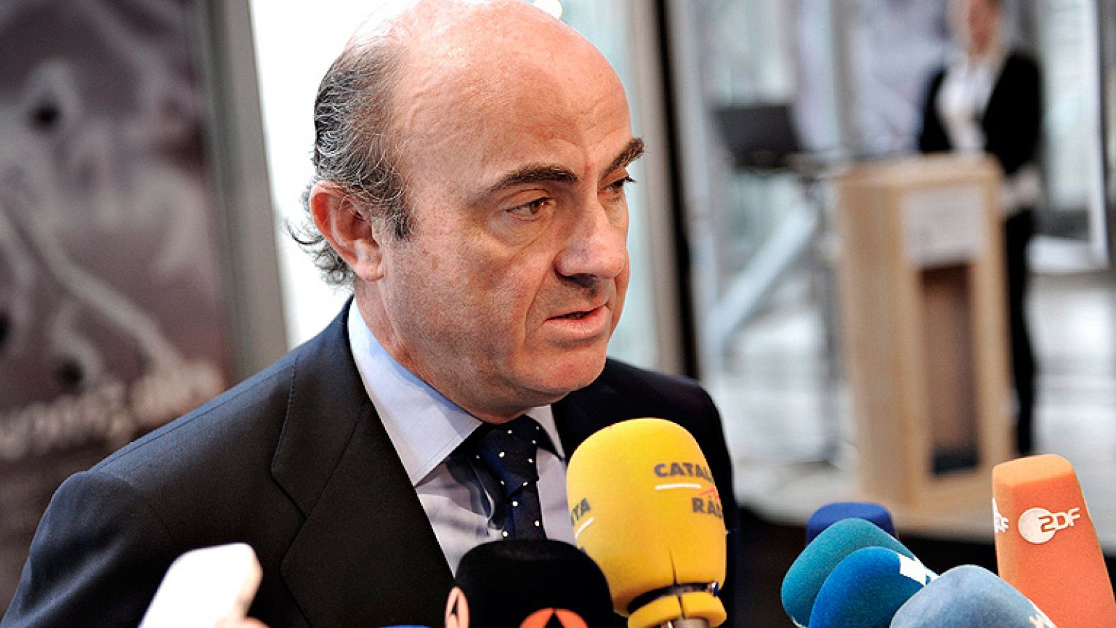 De Guindos asegura que el nuevo presupuesto de España "va a convencer" - Informativo 24h | Ver