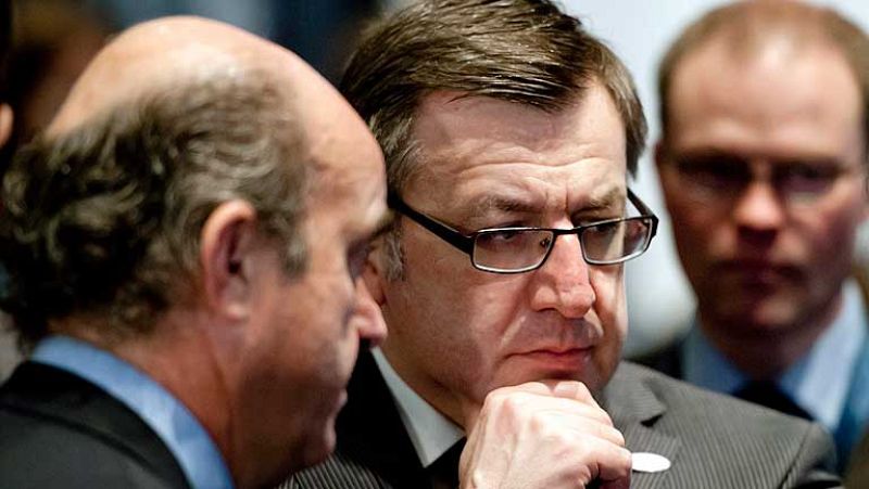  Los ministros de Finanzas de la zona del euro han acordado reforzar el fondo europeo de rescate hasta los 800.000 millones de euros, incluyendo los 300.000 millones ya comprometidos para los rescates de Grecia, Irlanda y Portugal. 