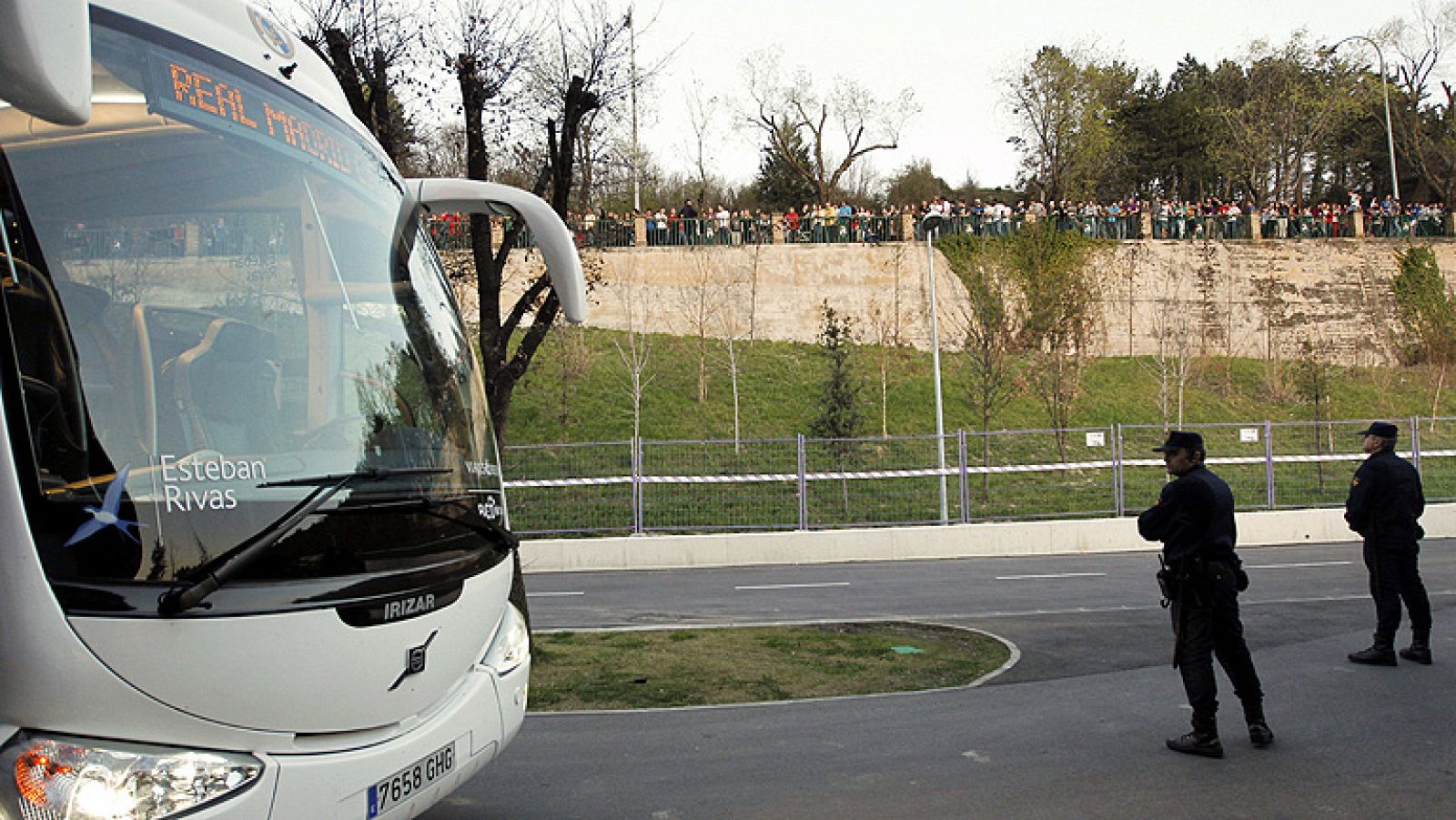 La expedición del Real Madrid descansa ya en su hotel de concentración en Pamplona, donde mañana se enfrentará a Osasuna en el estadio Reyno de Navarra. El autobús con la plantilla y el cuerpo técnico del Real Madrid ha llegado a su hotel de concentr