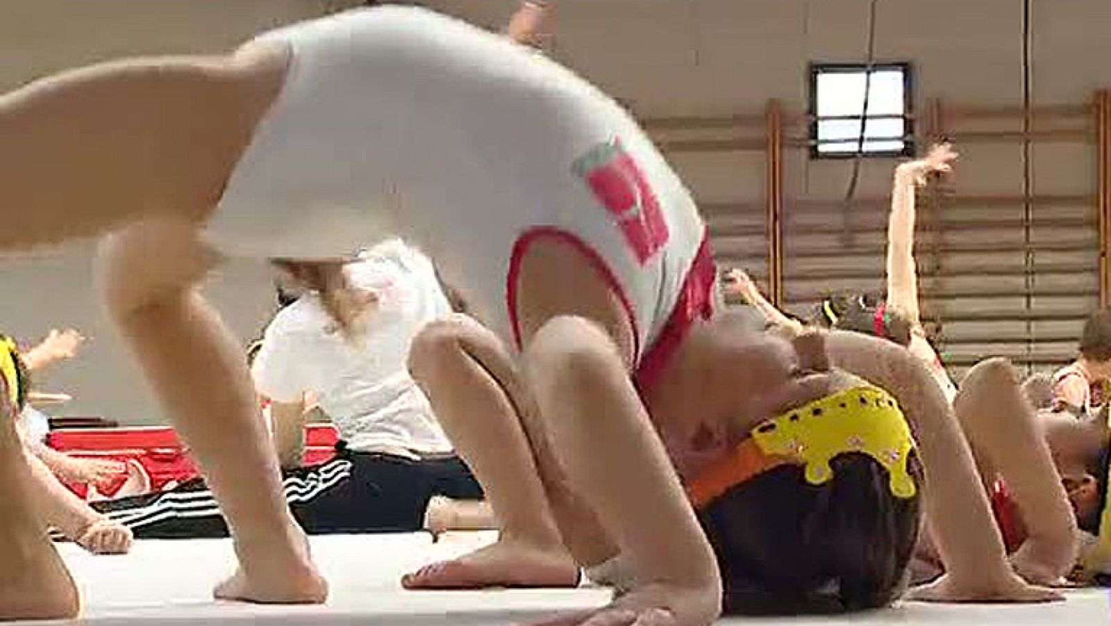 El club de Gimnasia de Pozuelo celebró un peculiar torneo para los practicantes más pequeños. La voz más acrobática de TVE, Paloma del Río, fue la encargada de contarlo.