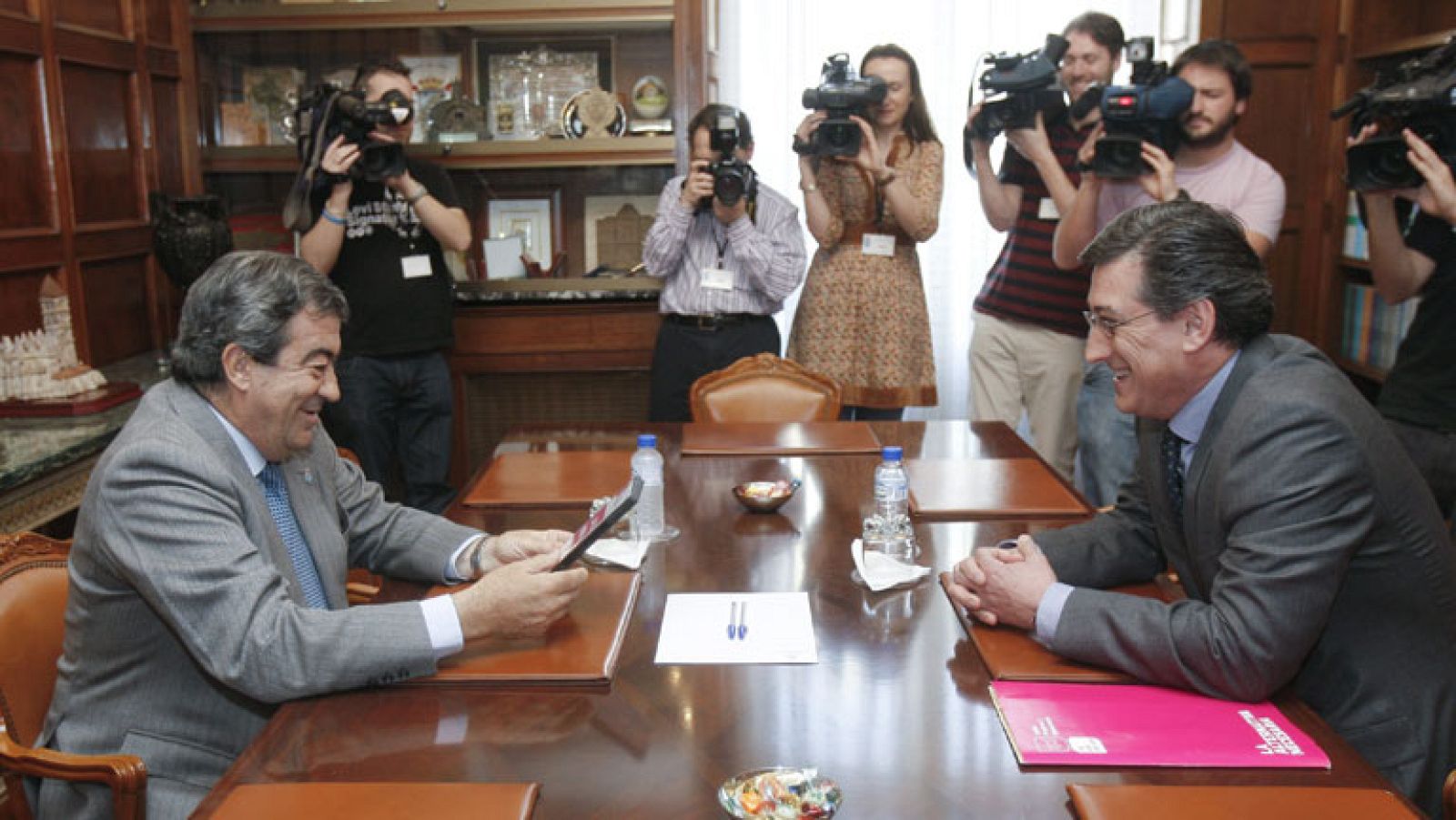 Comienzan las negociaciones para "desempatar" el gobierno asturiano